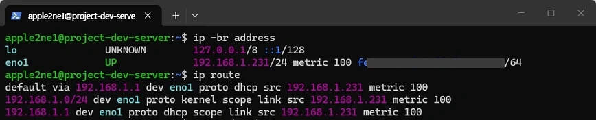 Ubuntu Server 터미널에서 `ip -br address`와 `ip route`를 실행해 네트워크 인터페이스 이름, 현재 IP 주소와 기본 게이트웨이를 확인하는 화면