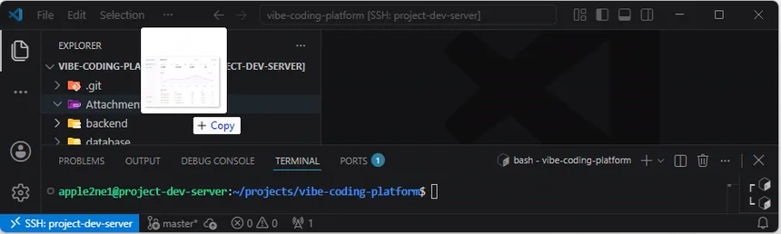 Windows에서 내려받은 admin-dashboard-reference-ui.webp 파일을 VS Code 원격 Explorer의 Attachments 폴더로 끌어다 놓는 화면