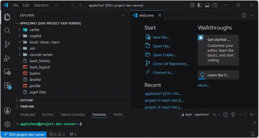 VS Code가 project-dev-server에 다시 연결되어 Explorer에 원격 홈 폴더가 열리고 터미널에 서버 프롬프트가 표시된 화면