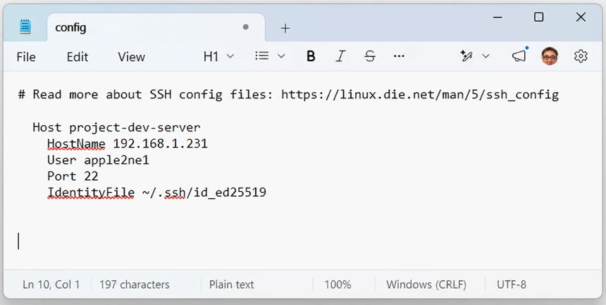 영어 UI로 표시된 Windows Notepad에서 project-dev-server의 HostName, User, Port와 IdentityFile을 SSH config 파일에 입력한 모습